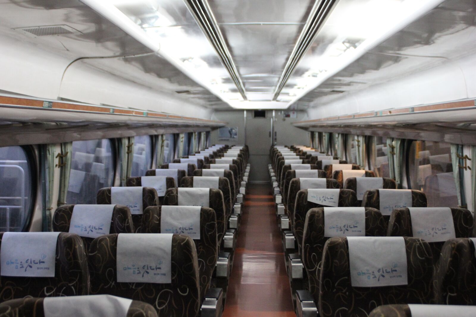 Canon EOS 600D (Rebel EOS T3i / EOS Kiss X5) sample photo. Korea, transportation, train photography