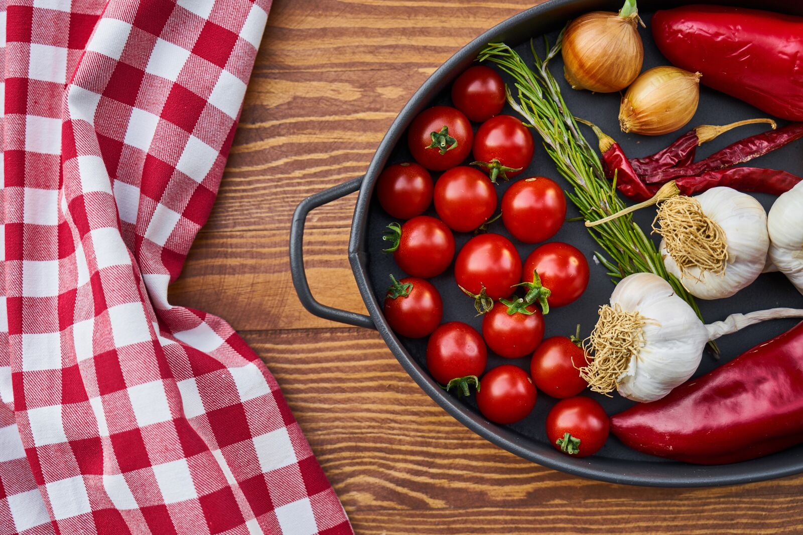 Sony a7R II sample photo. Tomato, garlic, pepper photography