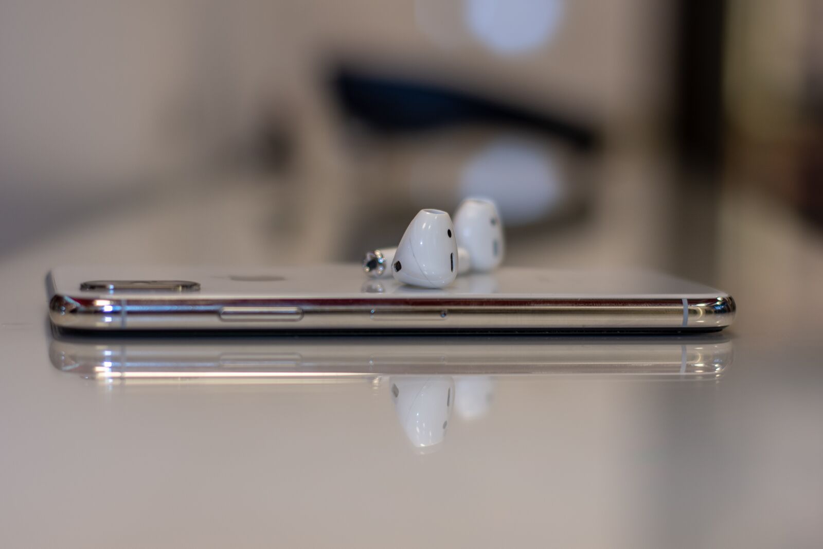 Nikon D7200 sample photo. Iphone, airpods, communication photography