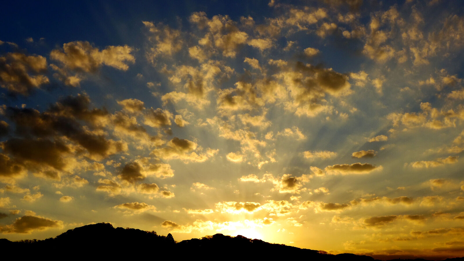 Pentax Q10 sample photo. Clouds photography