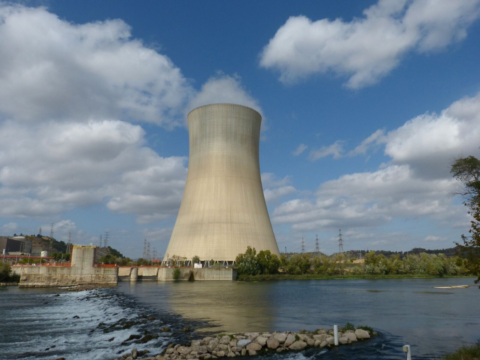 Panasonic DMC-FZ62 sample photo. Ebro, river, electricity photography