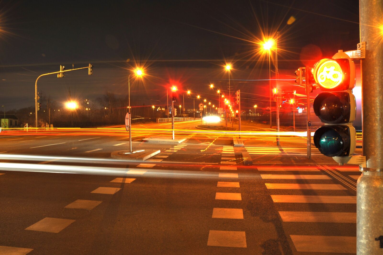 Nikon D90 sample photo. Night, the semaphore, light photography