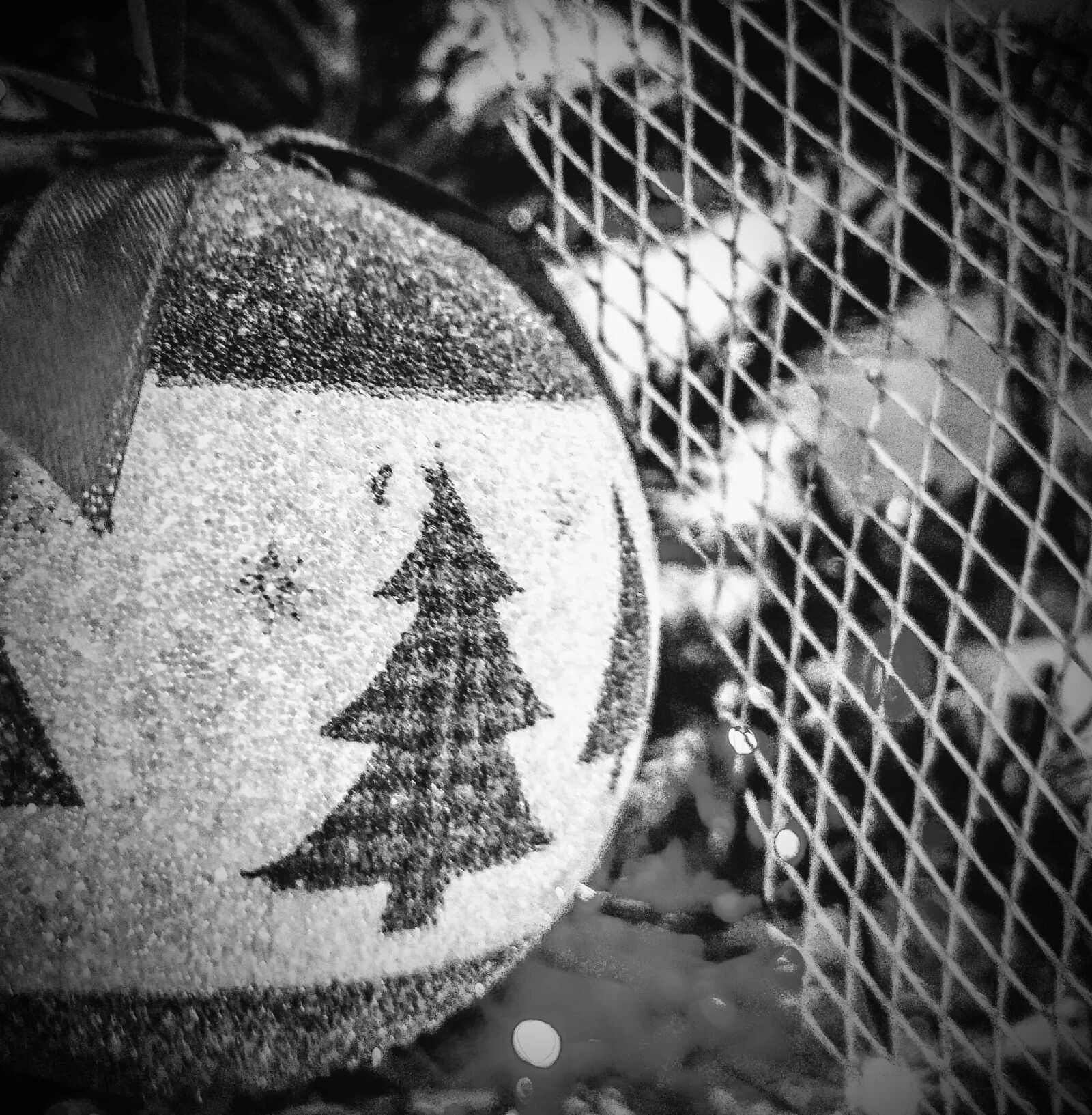 LG G4 sample photo. Christmas, monochrome, object, gift photography