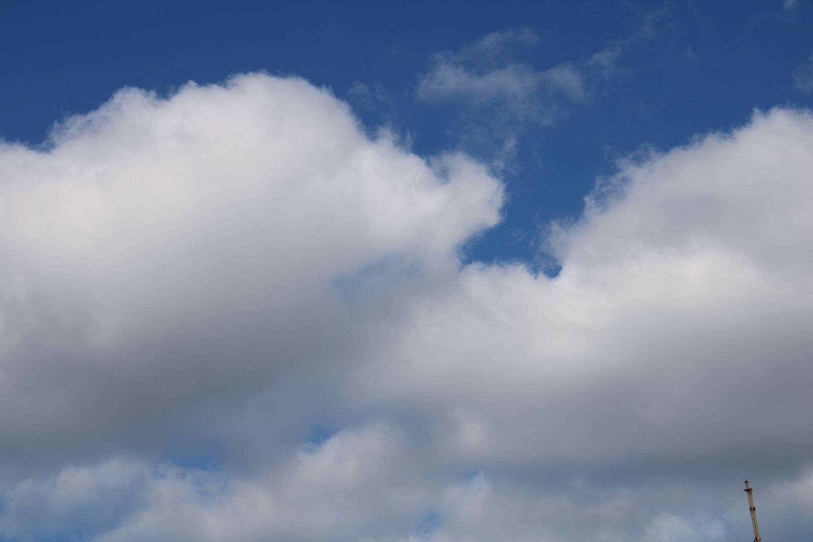 Canon EOS 2000D (EOS Rebel T7 / EOS Kiss X90 / EOS 1500D) sample photo. Sky, march, clouds photography