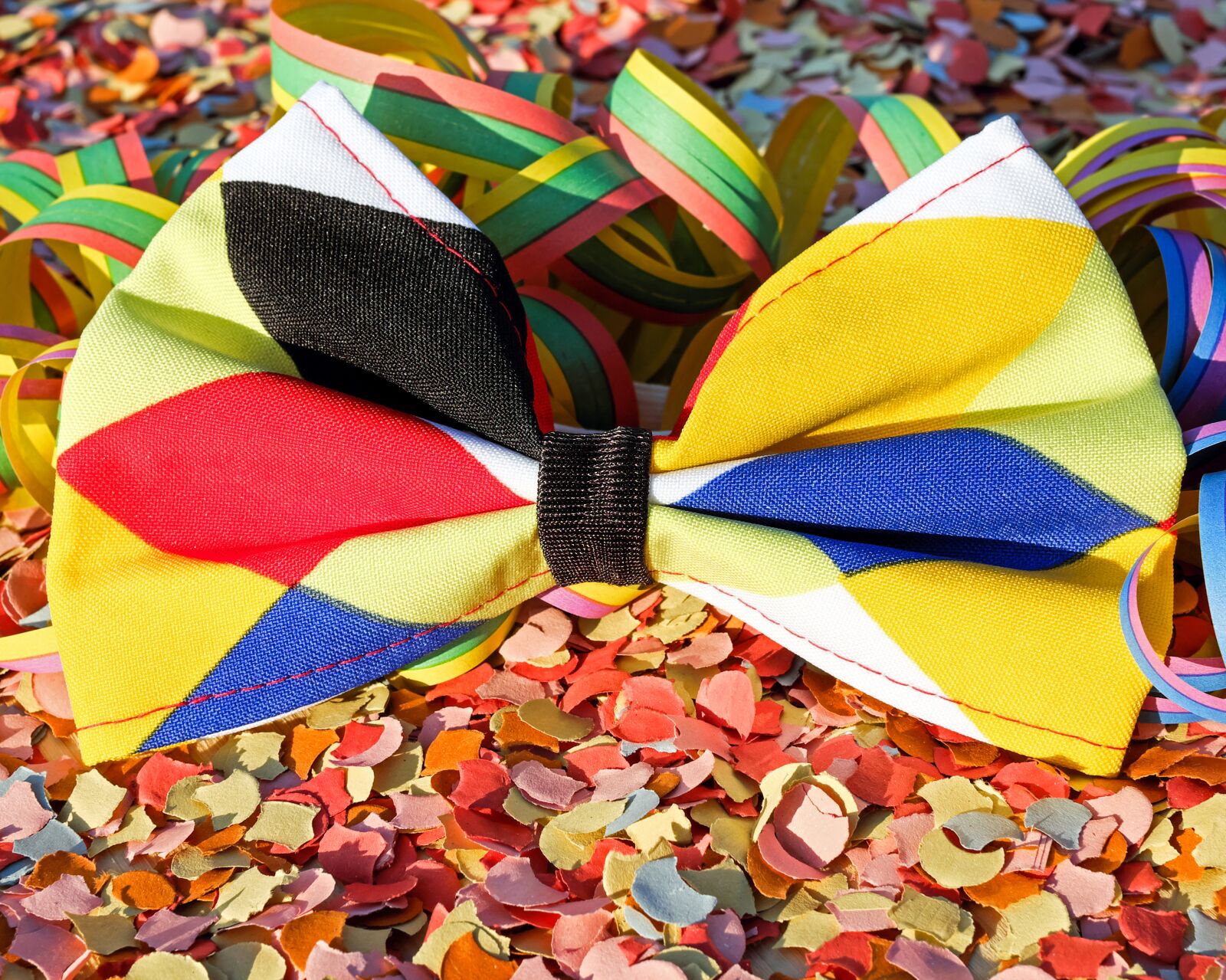 Fujifilm X-T10 + Fujifilm XF 35mm F1.4 R sample photo. Tie, fly, carnival photography