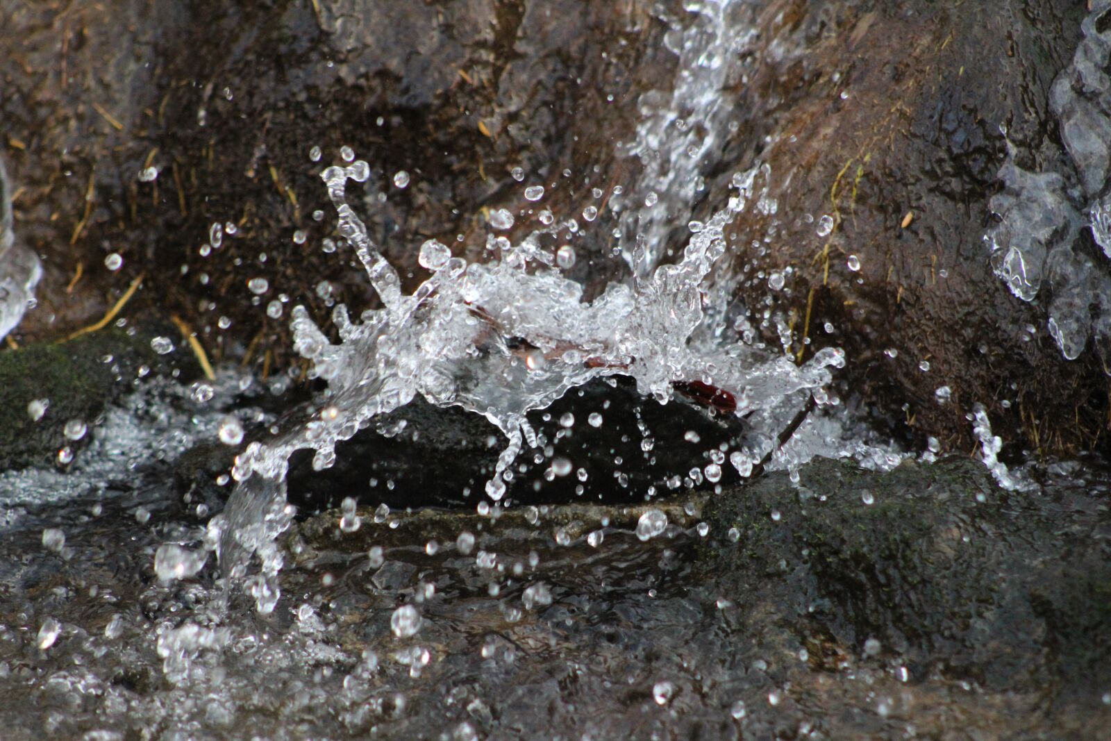 Canon EOS 1300D (EOS Rebel T6 / EOS Kiss X80) + Canon EF 75-300mm f/4-5.6 sample photo. Waterfall, splash, water photography