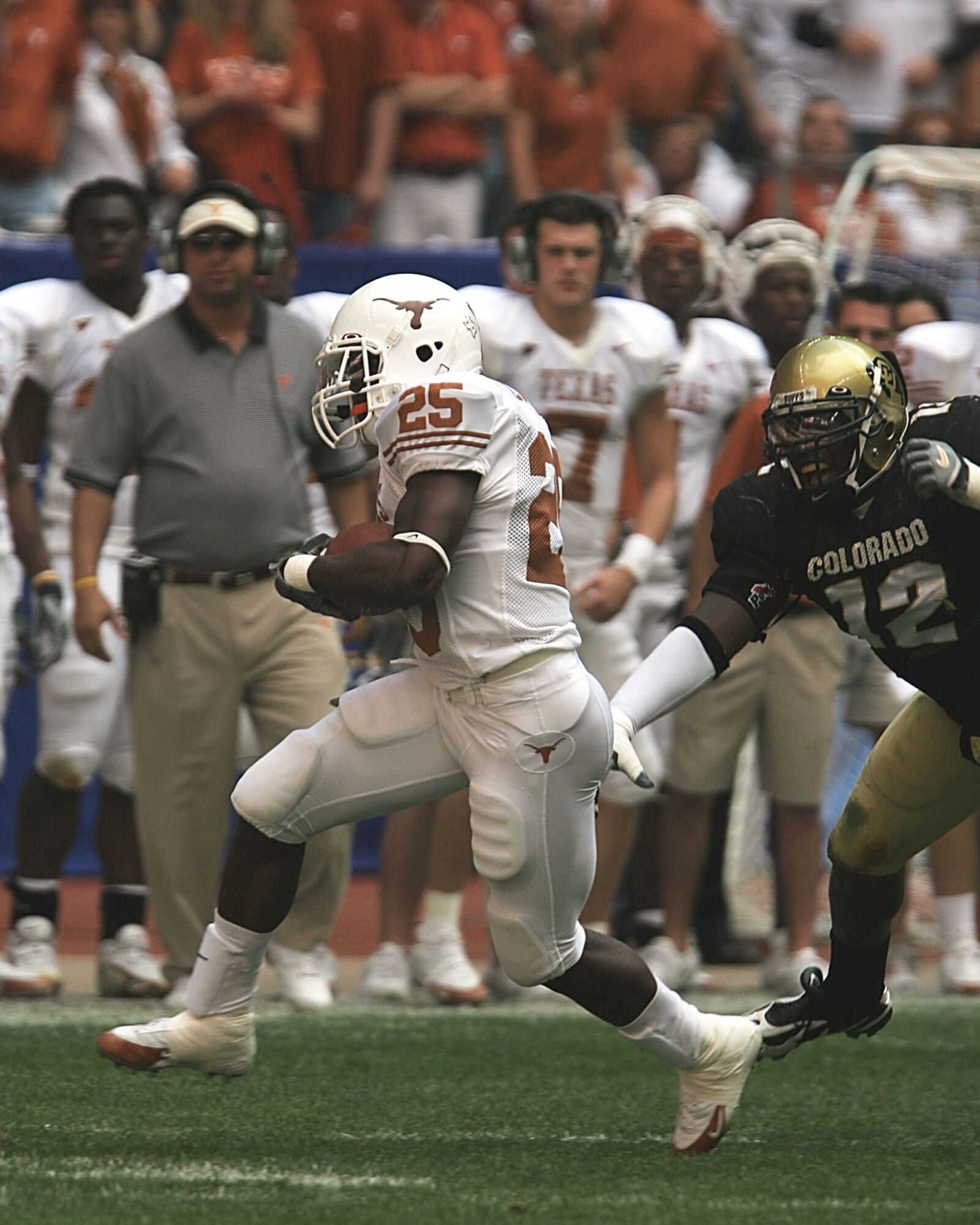 Canon EOS 20D sample photo. American football, running back photography