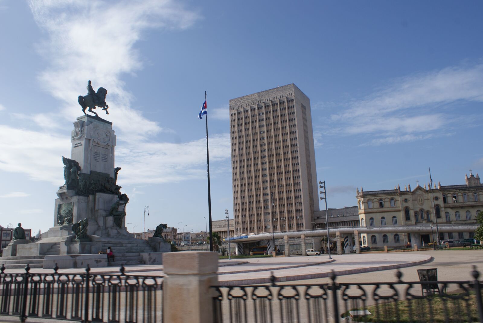 Sony Alpha DSLR-A200 sample photo. Hospital, hermanos ameijeiras, monument photography
