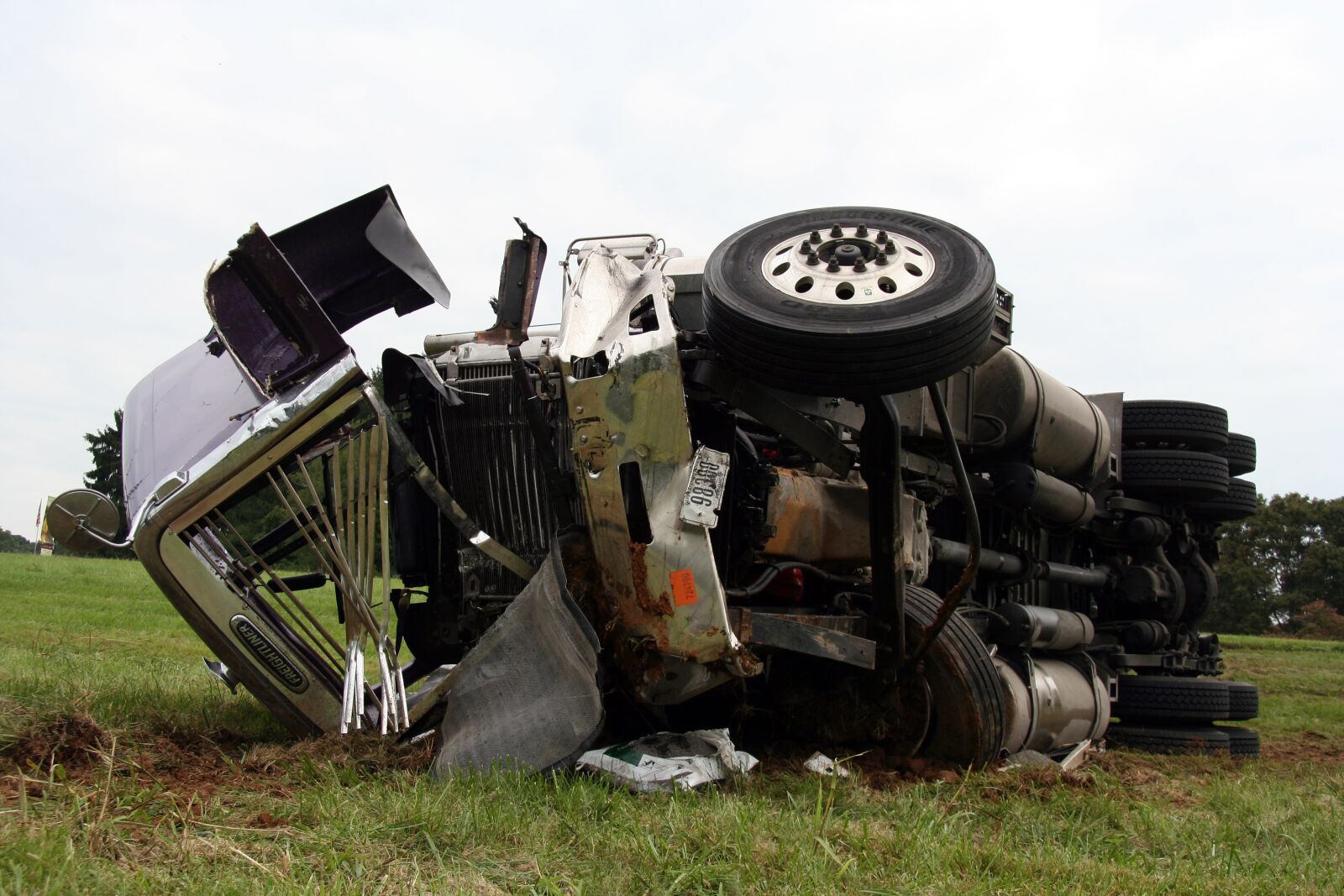 Canon EOS 350D (EOS Digital Rebel XT / EOS Kiss Digital N) sample photo. Semi, accident, crash photography