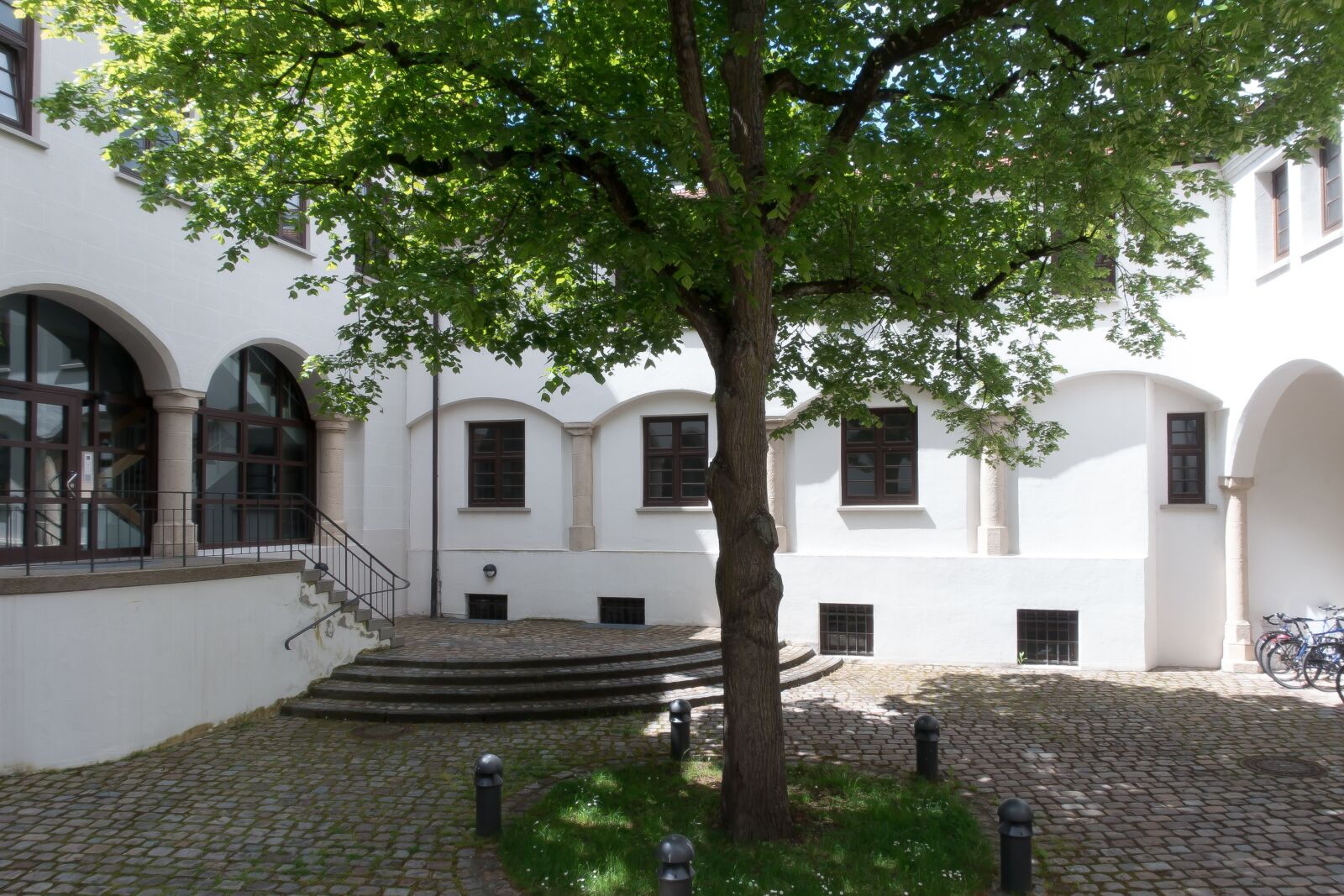 Sony Cyber-shot DSC-RX100 III sample photo. Courtyard, tree, architecture photography