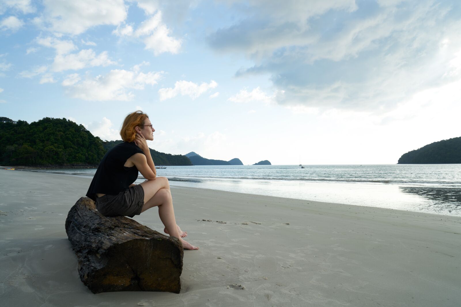 Sony a7R II sample photo. Loneliness, woman, beach photography