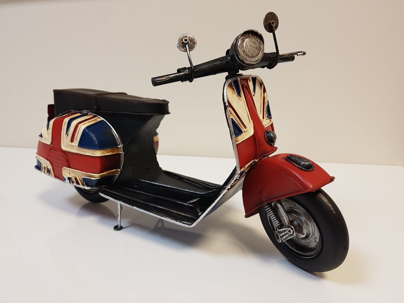 Samsung Galaxy S7 Edge sample photo. Moped model, union jack photography