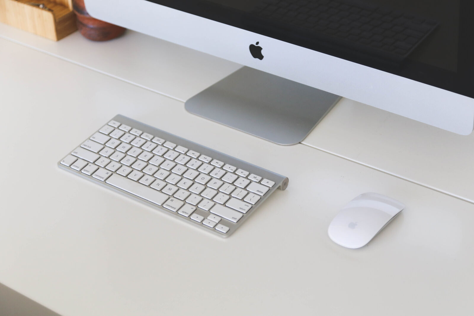 Canon EF 24-105mm F4L IS USM sample photo. Desk, office, computer, imac photography