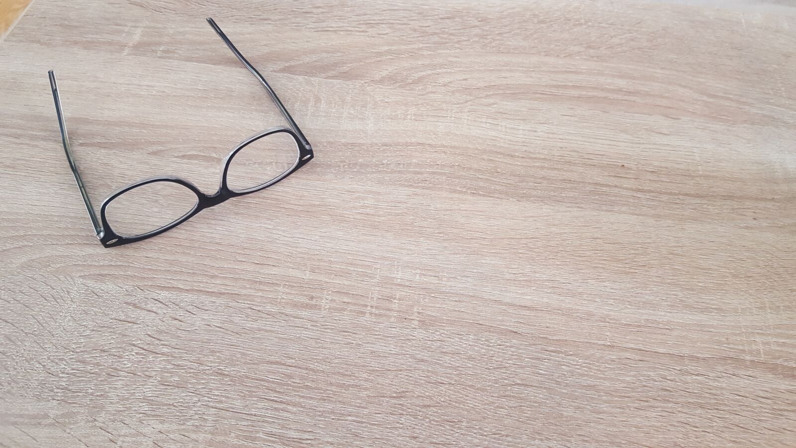Samsung Galaxy S6 sample photo. Glasses, wood, professional photography