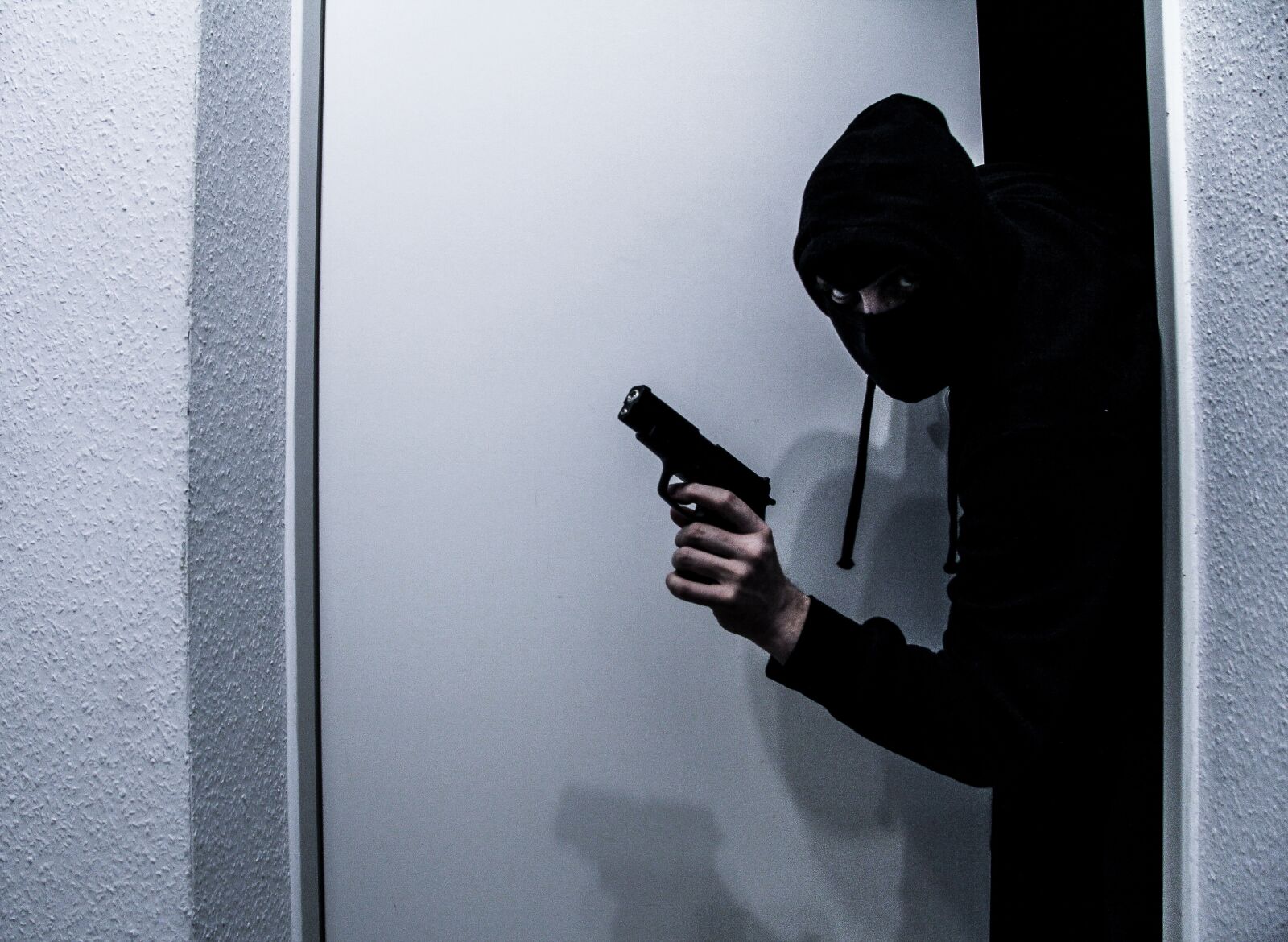 Canon EF-S 17-85mm F4-5.6 IS USM sample photo. Burglar, burglary, robbery photography