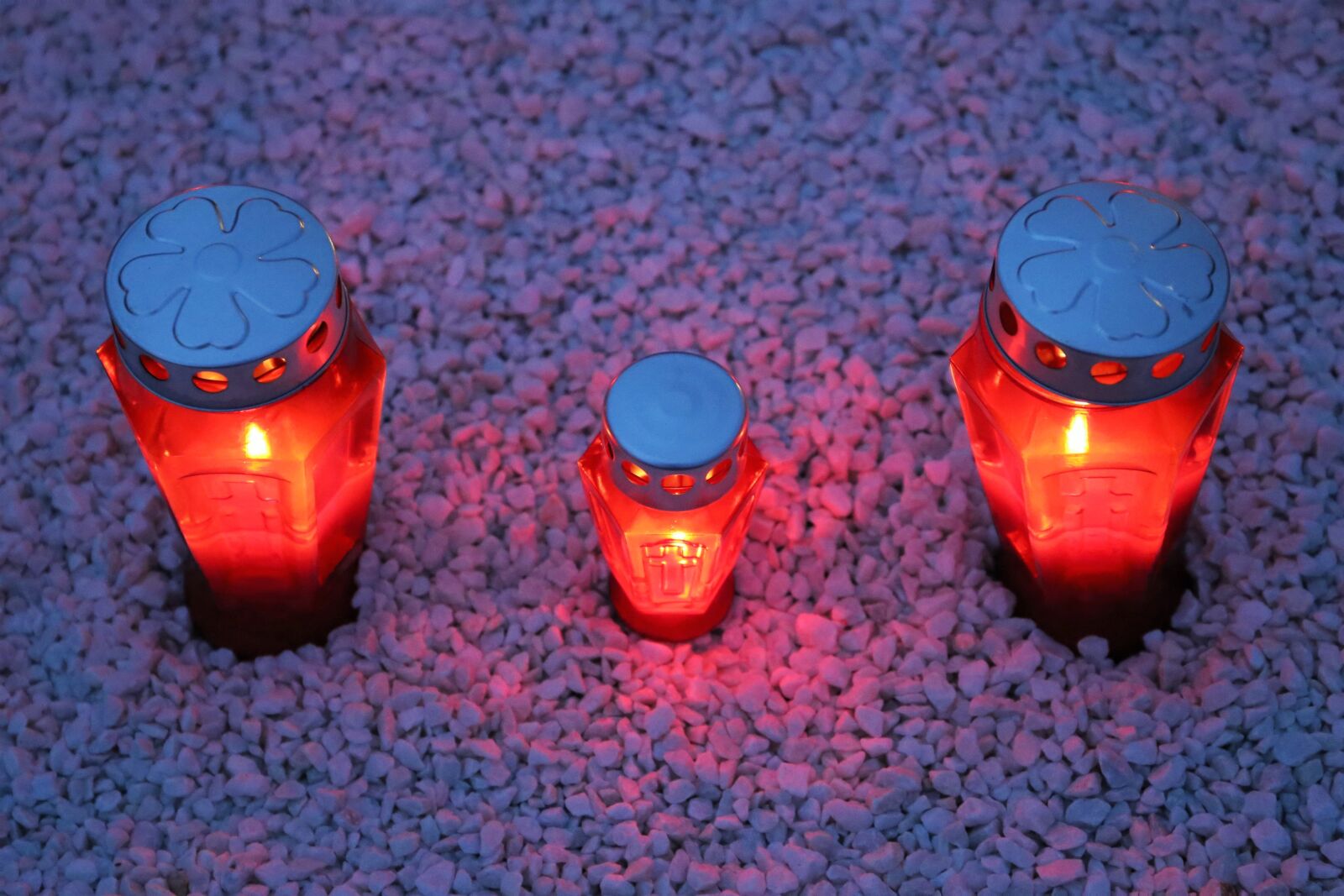 Canon EF 24-105mm F3.5-5.6 IS STM sample photo. Three red candles, lantern photography