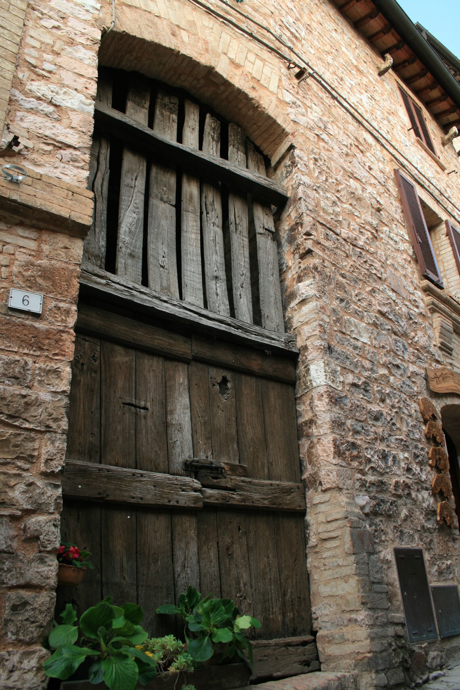 Canon EOS 400D (EOS Digital Rebel XTi / EOS Kiss Digital X) sample photo. Door, wood, old photography