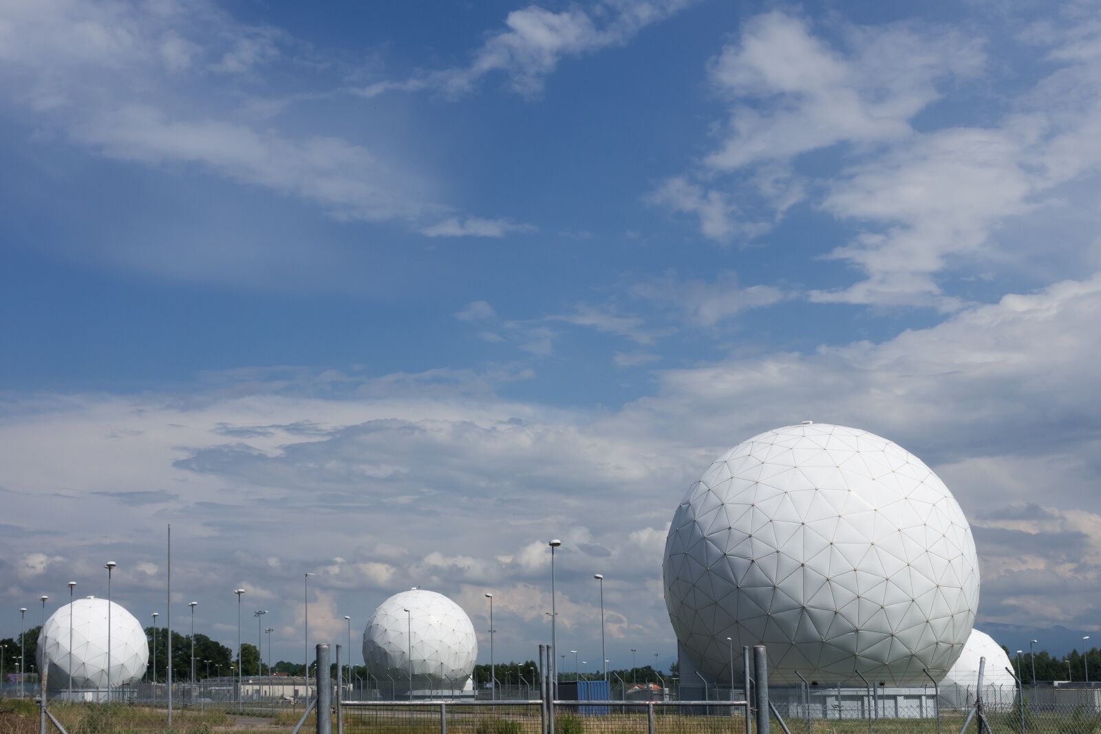 Sony Cyber-shot DSC-RX100 III sample photo. Radar, wireless technology, signals photography