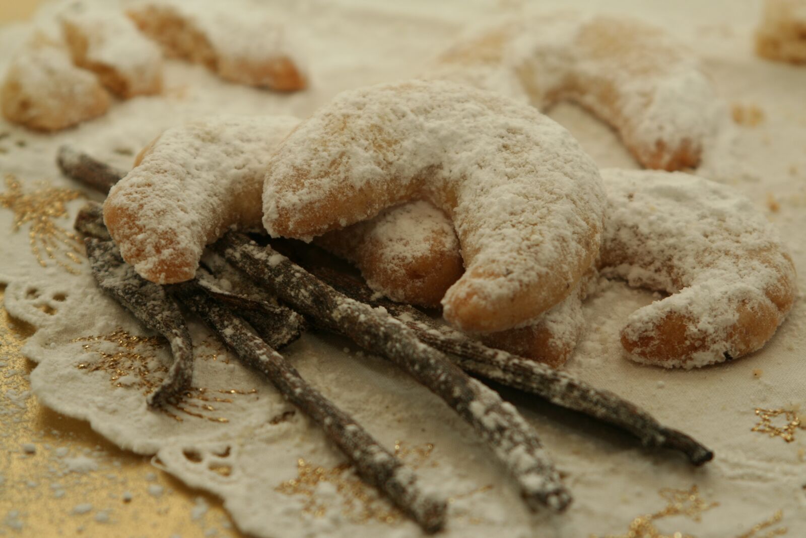 Canon EOS 350D (EOS Digital Rebel XT / EOS Kiss Digital N) sample photo. Vanillekipferl, cookies, cookie photography