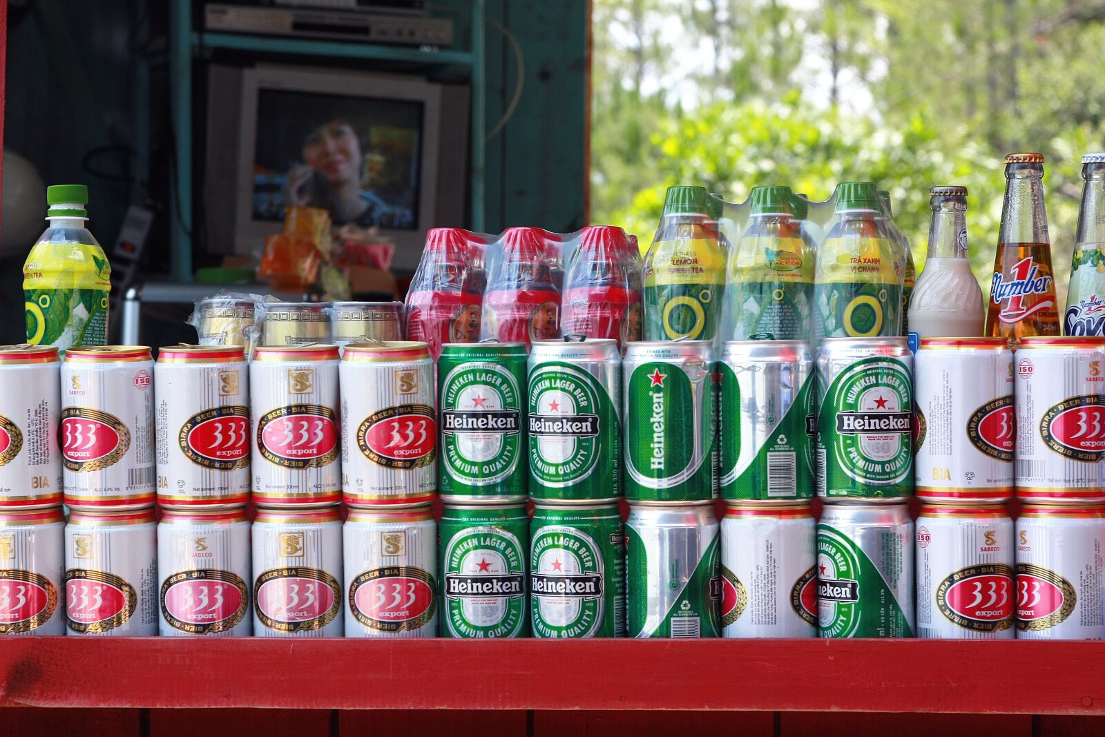 Canon EOS 450D (EOS Rebel XSi / EOS Kiss X2) sample photo. Can, bear, alkohol photography