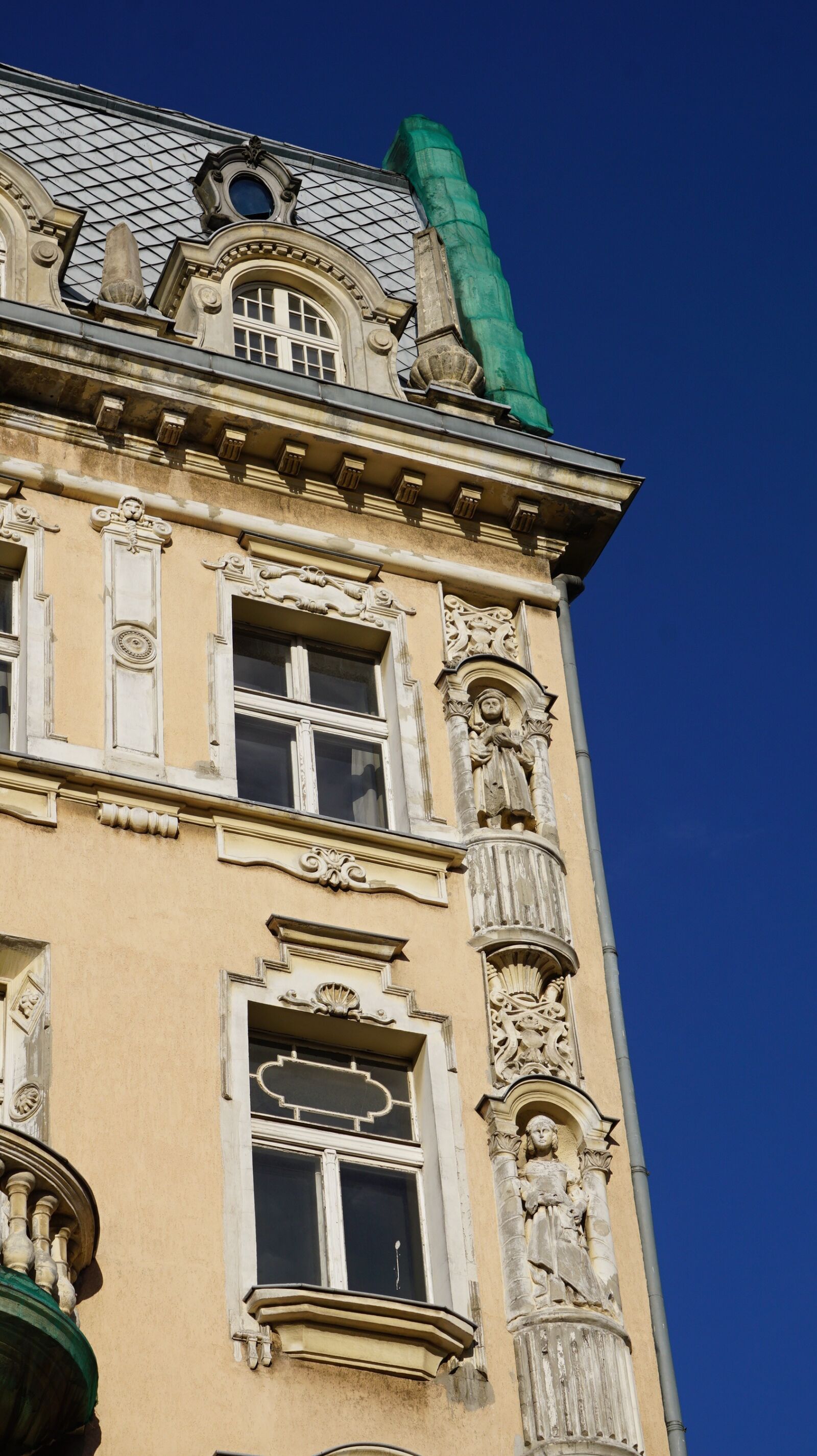 Sony E 55-210mm F4.5-6.3 OSS sample photo. Kamienica, architektura, townhouses photography