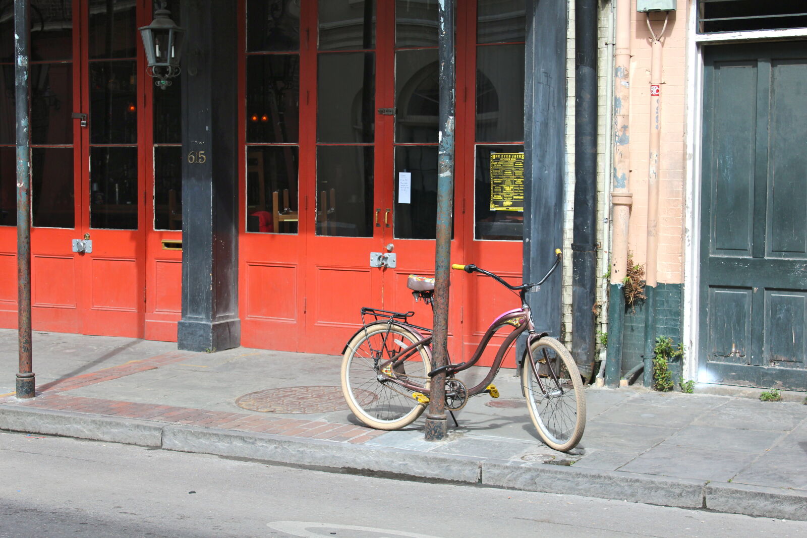 Canon EOS 1200D (EOS Rebel T5 / EOS Kiss X70 / EOS Hi) sample photo. Bike, rustic, street, wheels photography