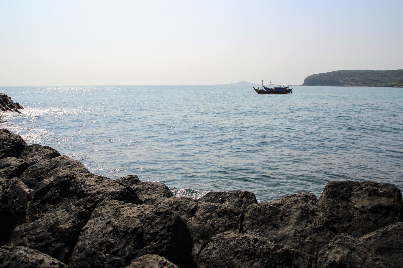 Tamron SP AF 17-50mm F2.8 XR Di II LD Aspherical (IF) sample photo. Vietnam, asia, beach photography