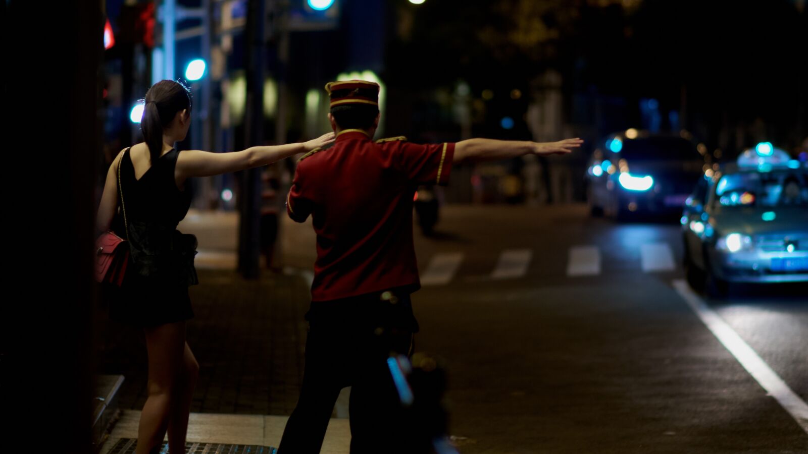 Fujifilm X-T1 sample photo. Taxi, street, woman photography