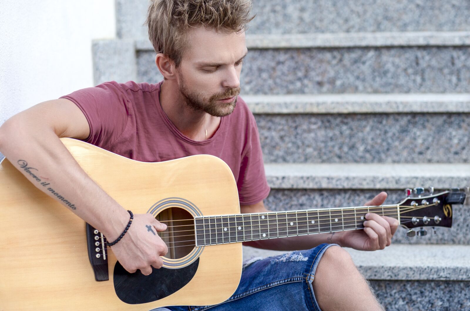 Canon EF 85mm F1.8 USM sample photo. Guitar, man, music photography