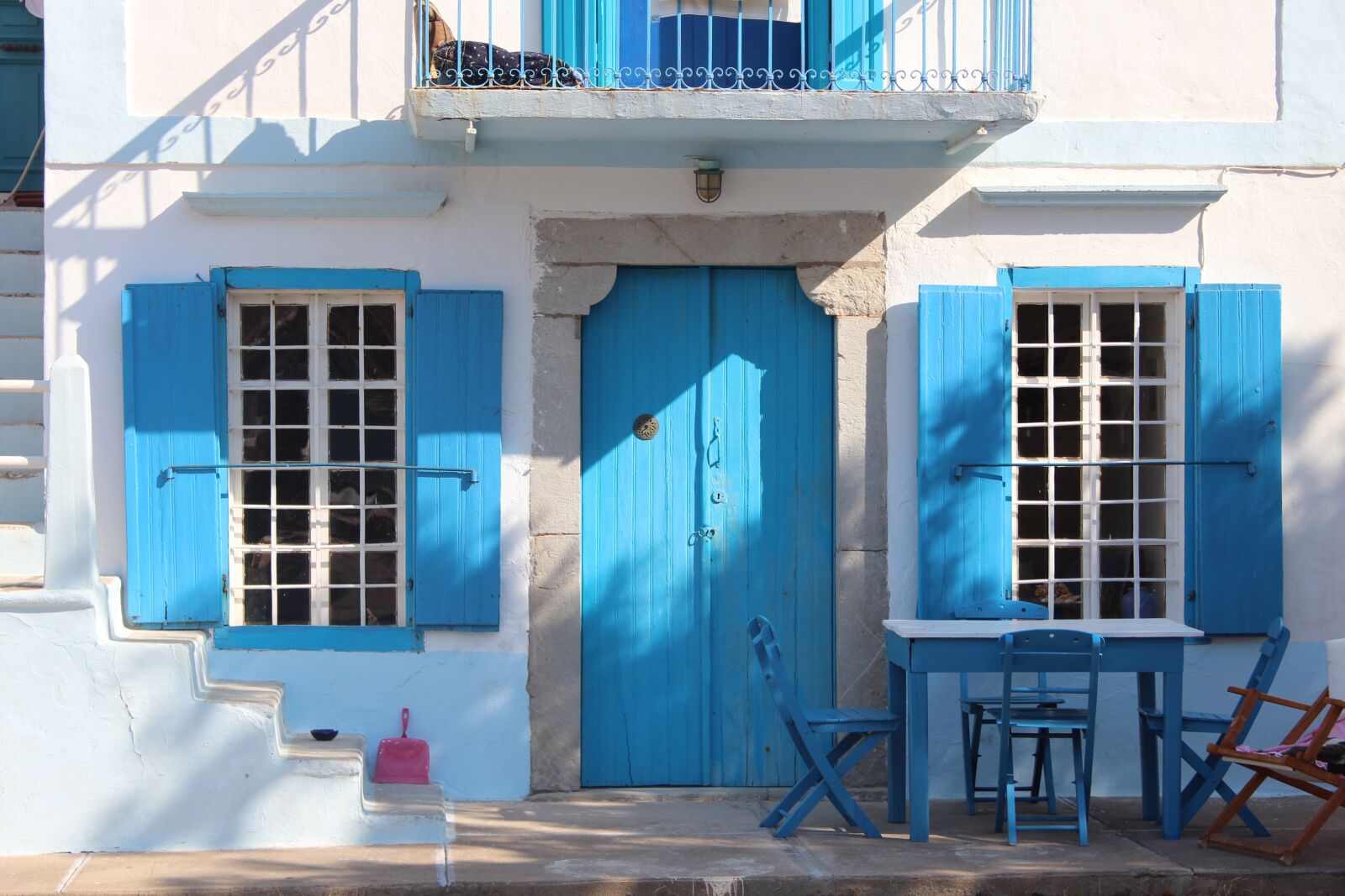 Canon EOS 600D (Rebel EOS T3i / EOS Kiss X5) sample photo. Window, architecture, house photography