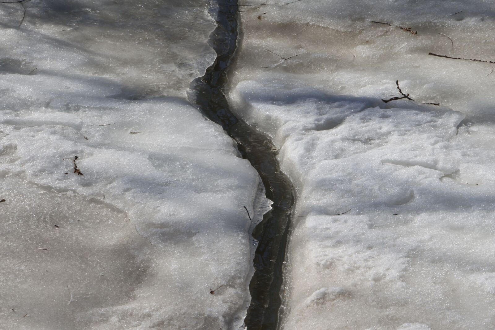 Canon EOS 650D (EOS Rebel T4i / EOS Kiss X6i) + Canon EF-S 18-135mm F3.5-5.6 IS STM sample photo. Ice floes, rivulet, frozen photography