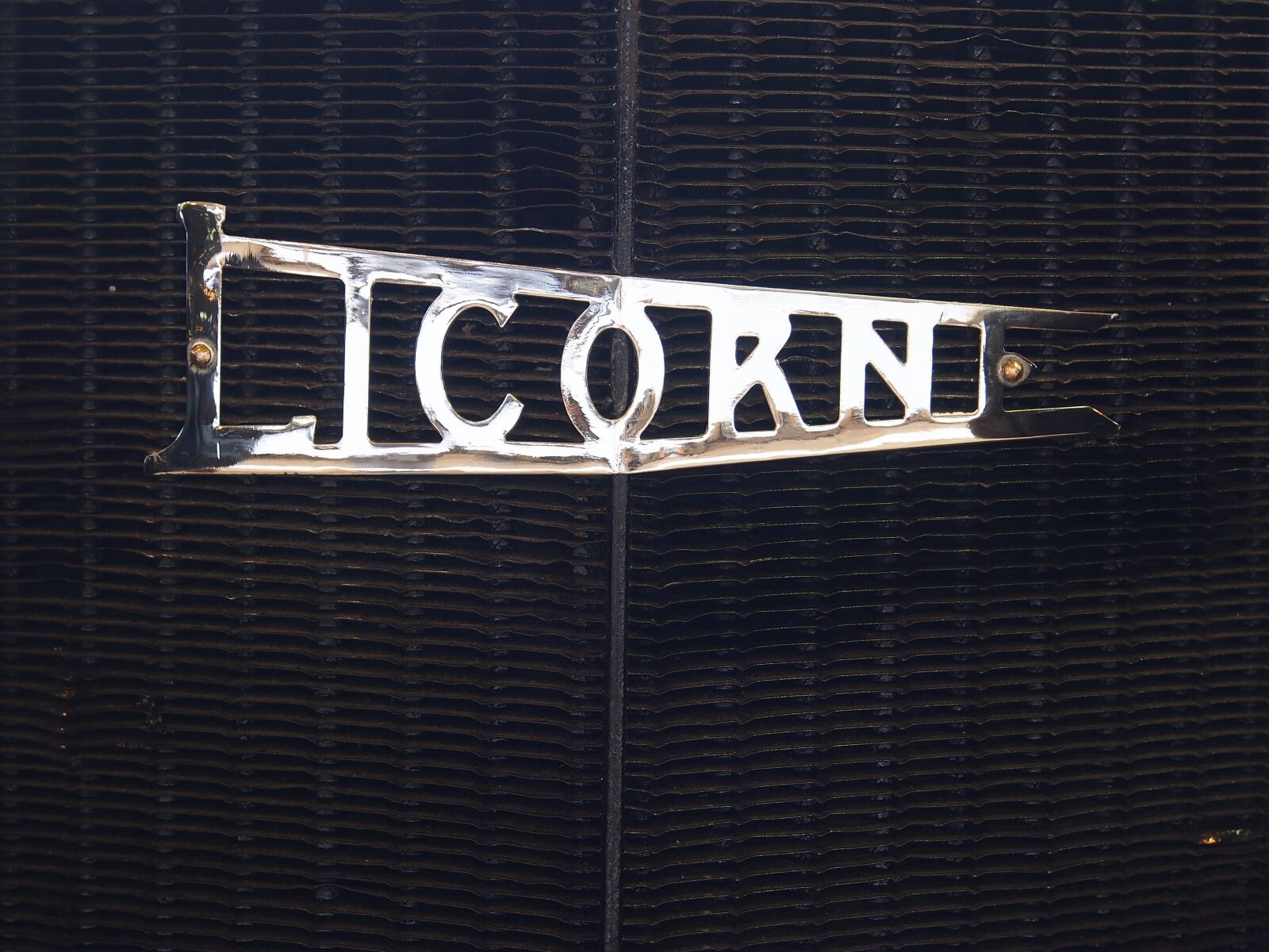 OLYMPUS M.12-50mm F3.5-6.3 sample photo. Licorne, logo, automobile photography