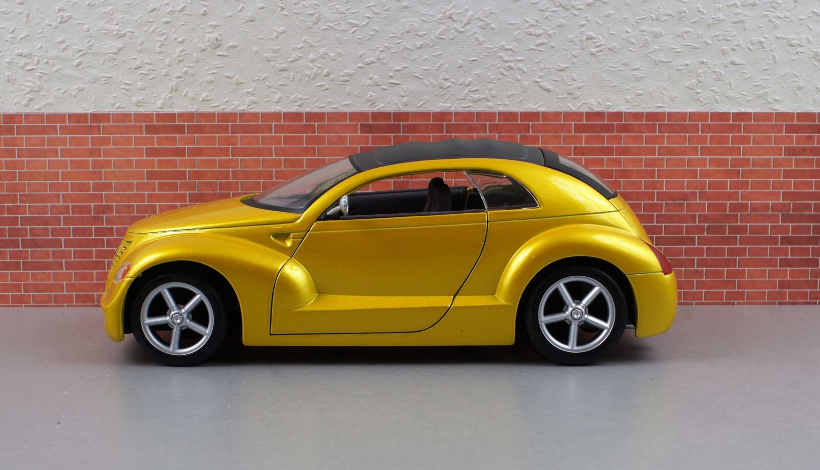 Sony DT 18-70mm F3.5-5.6 sample photo. Model car, chrysler, cruiser photography