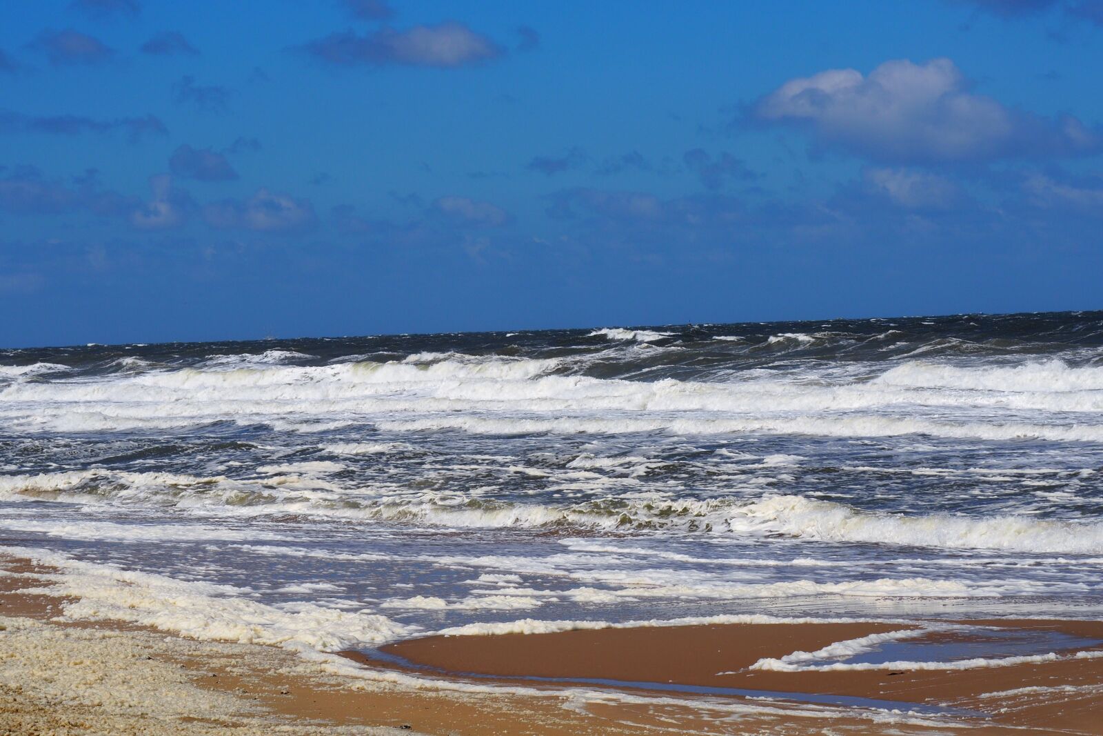 Olympus OM-D E-M10 II sample photo. Sea, surf, north sea photography