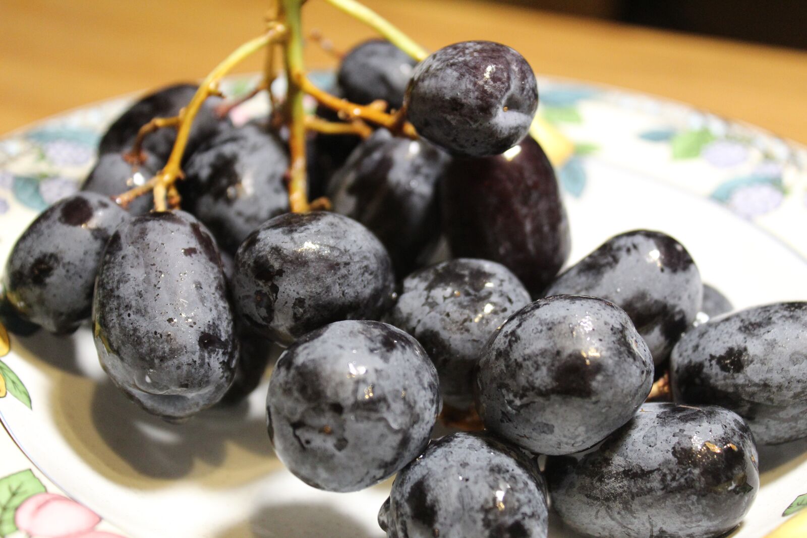 Canon EOS 1300D (EOS Rebel T6 / EOS Kiss X80) sample photo. Grapes, purple, wine photography