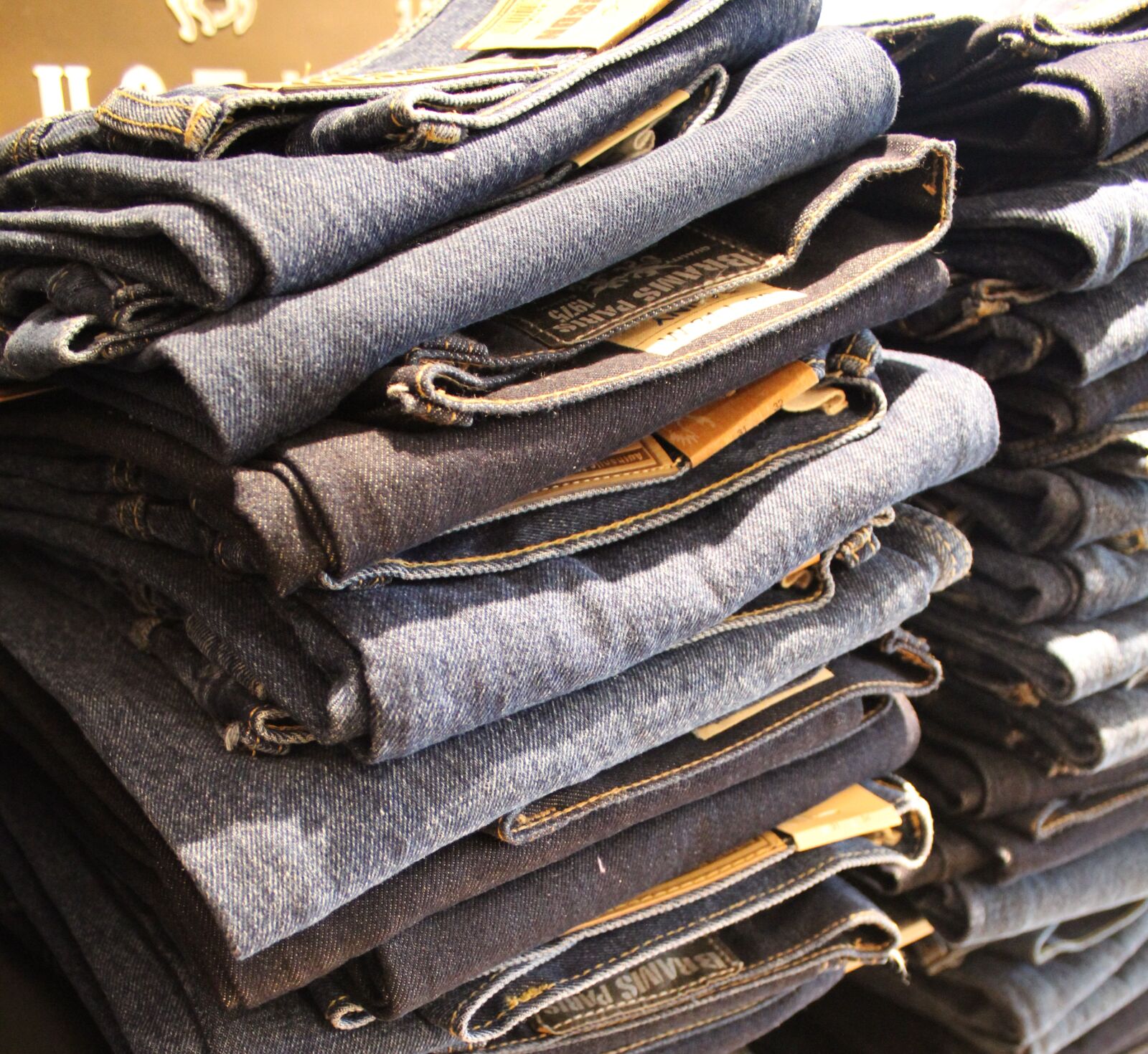 Canon EOS 600D (Rebel EOS T3i / EOS Kiss X5) sample photo. Jeans, store, shop photography