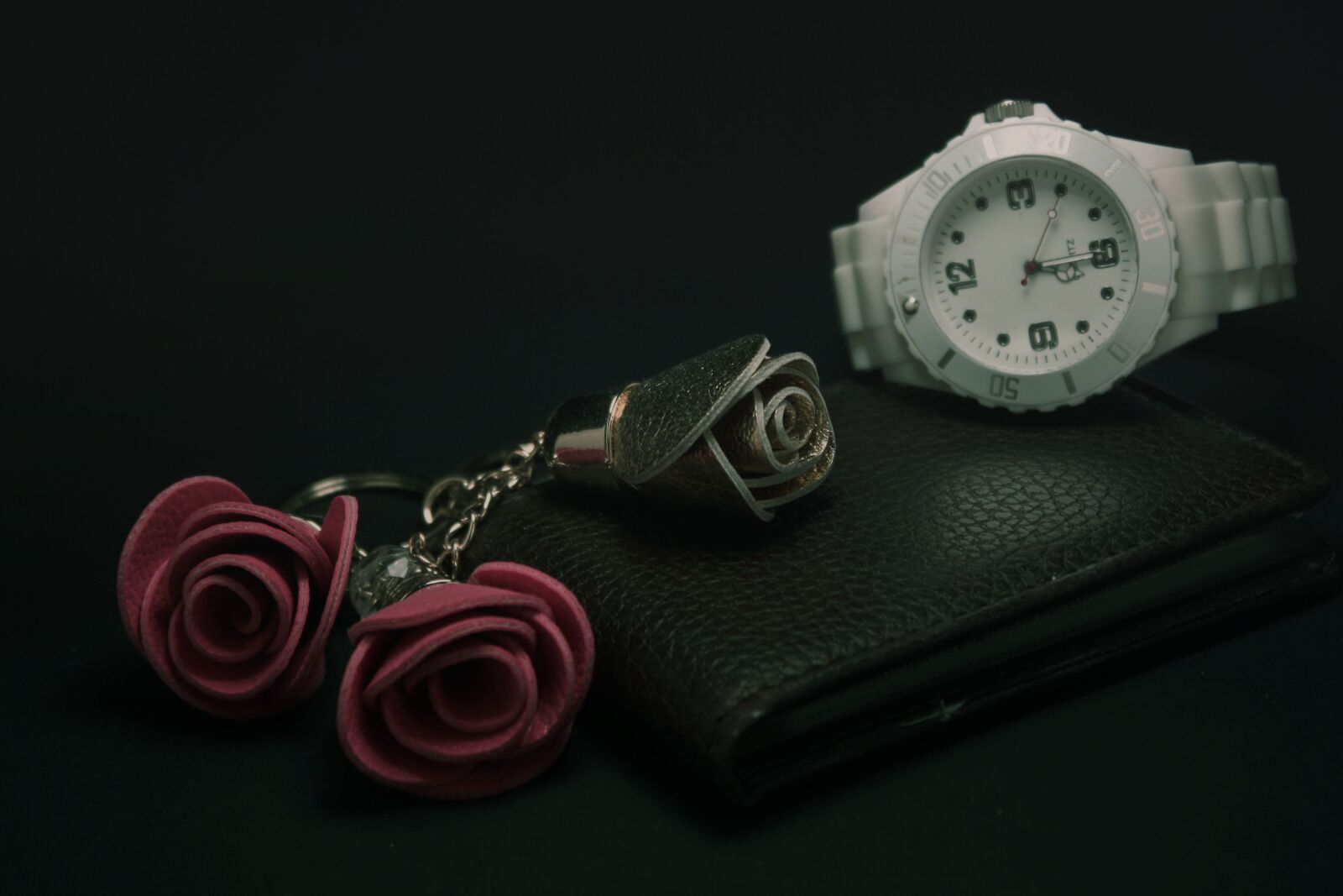 Canon EOS 1000D (EOS Digital Rebel XS / EOS Kiss F) sample photo. Black background, wristwatch, skin photography