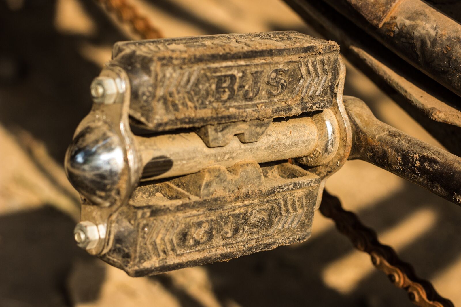 Canon EOS 60D + Canon EF 50mm F1.8 II sample photo. Bicycle paddle, paddle, black photography
