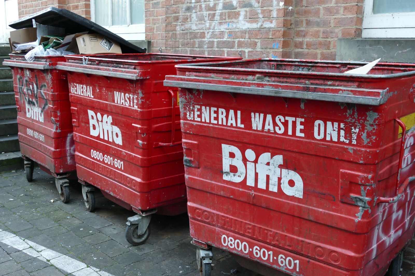 Panasonic Lumix DMC-FZ1000 sample photo. Waste, garbage, container photography