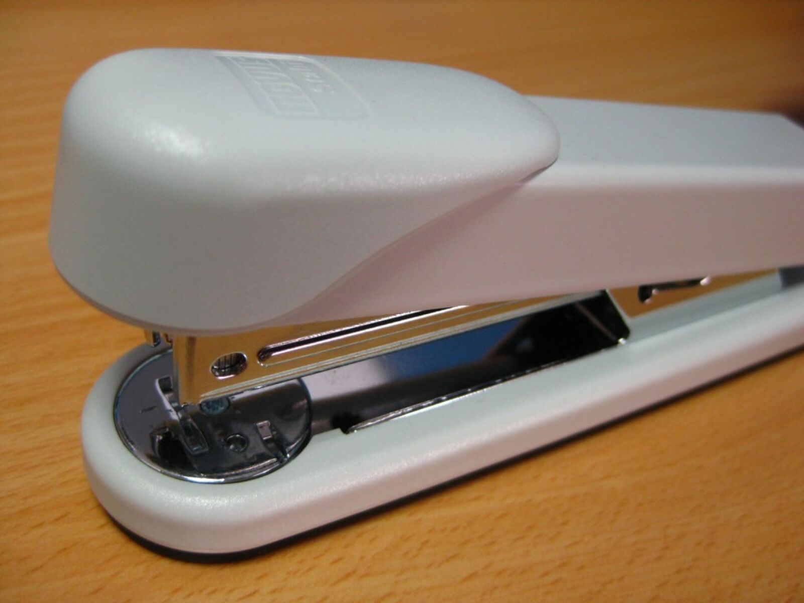 Canon PowerShot SD1100 IS (Digital IXUS 80 IS / IXY Digital 20 IS) sample photo. Klammerer, tacker, office photography