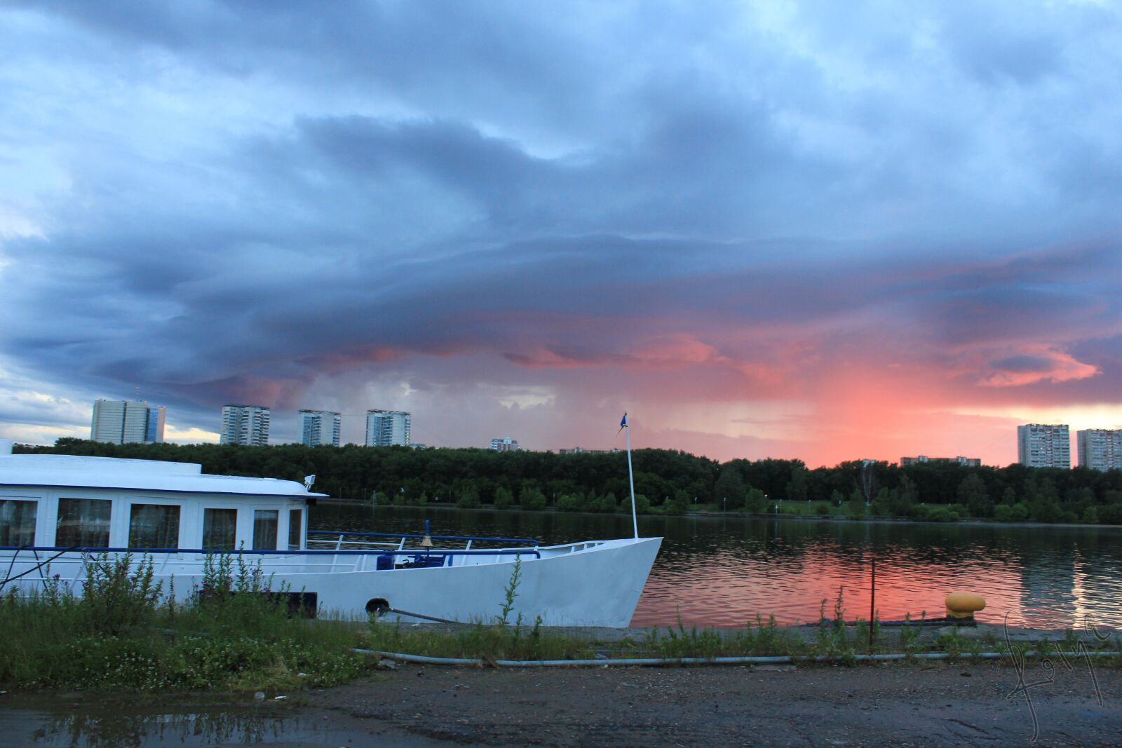 Canon EOS 550D (EOS Rebel T2i / EOS Kiss X4) sample photo. River, water, city photography