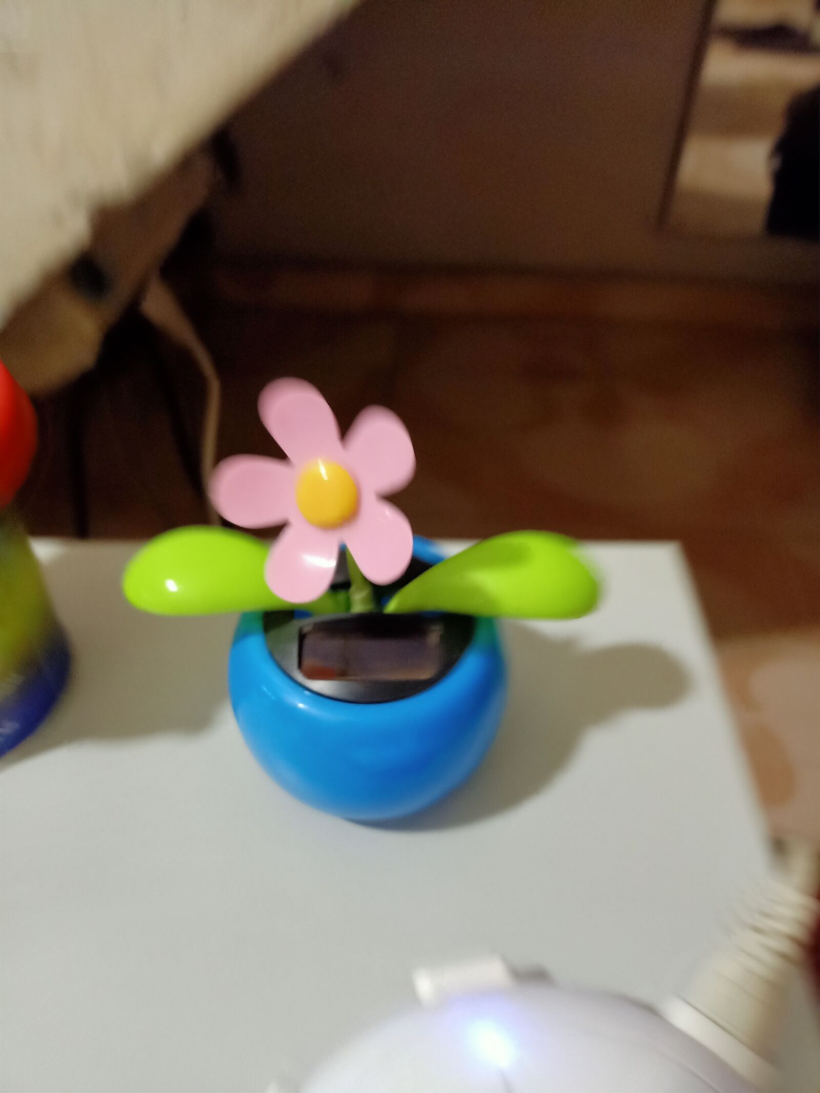 OPPO F15 sample photo. Flower, plastic flower, solar photography