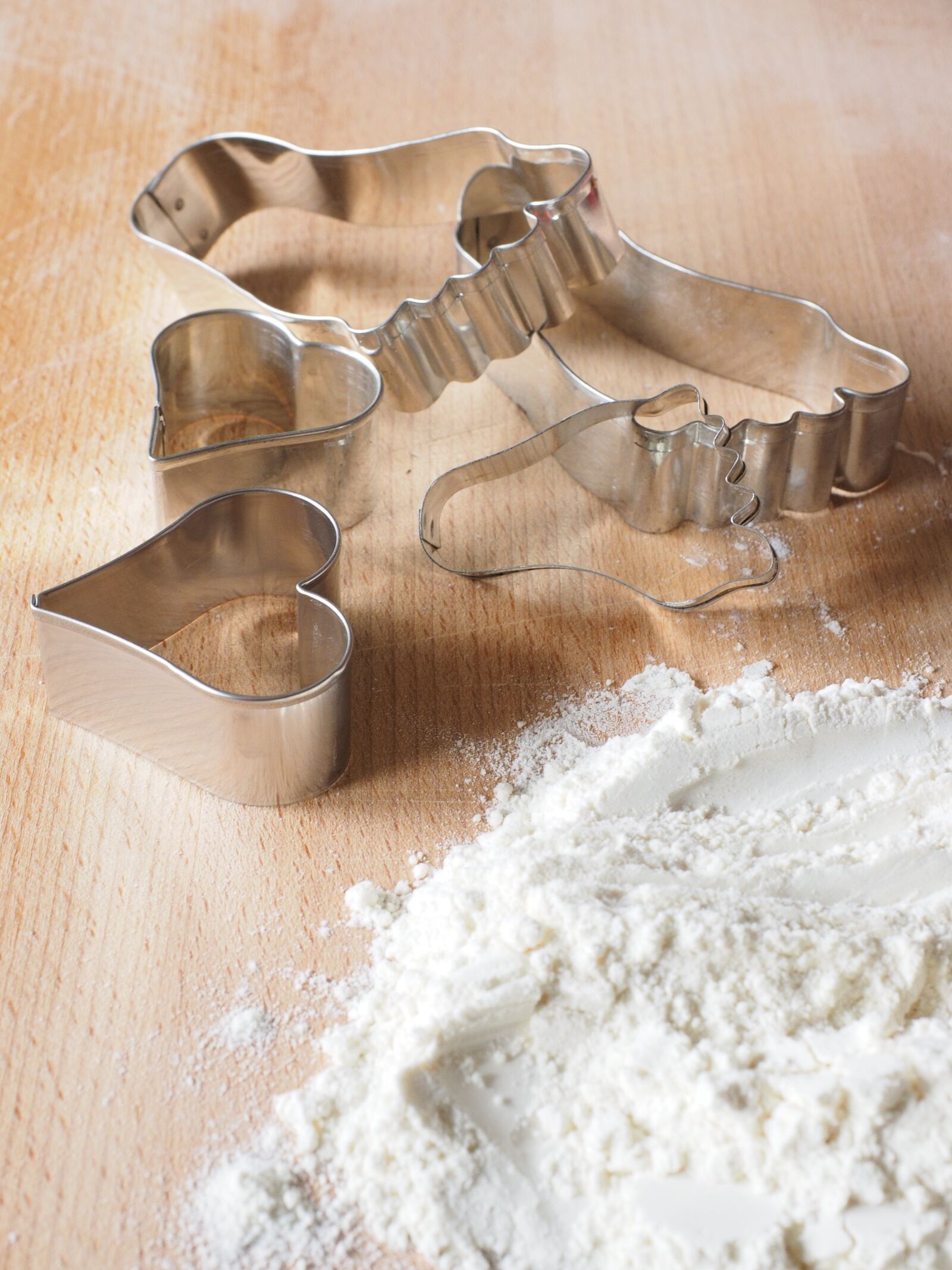 Olympus OM-D E-M1 + Olympus M.Zuiko Digital ED 12-40mm F2.8 Pro sample photo. Cookie cutter, bake, flour photography