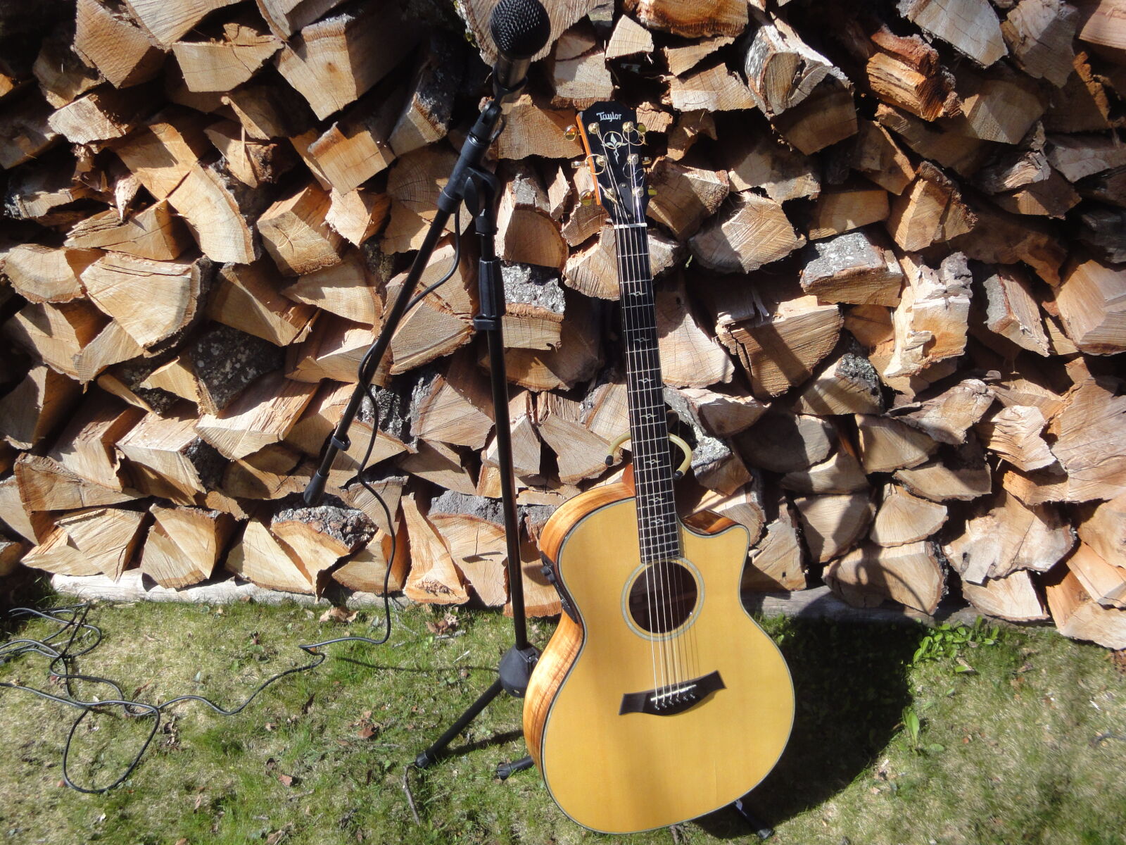 Sony Cyber-shot DSC-WX1 sample photo. Wood, pile, with, guitar photography