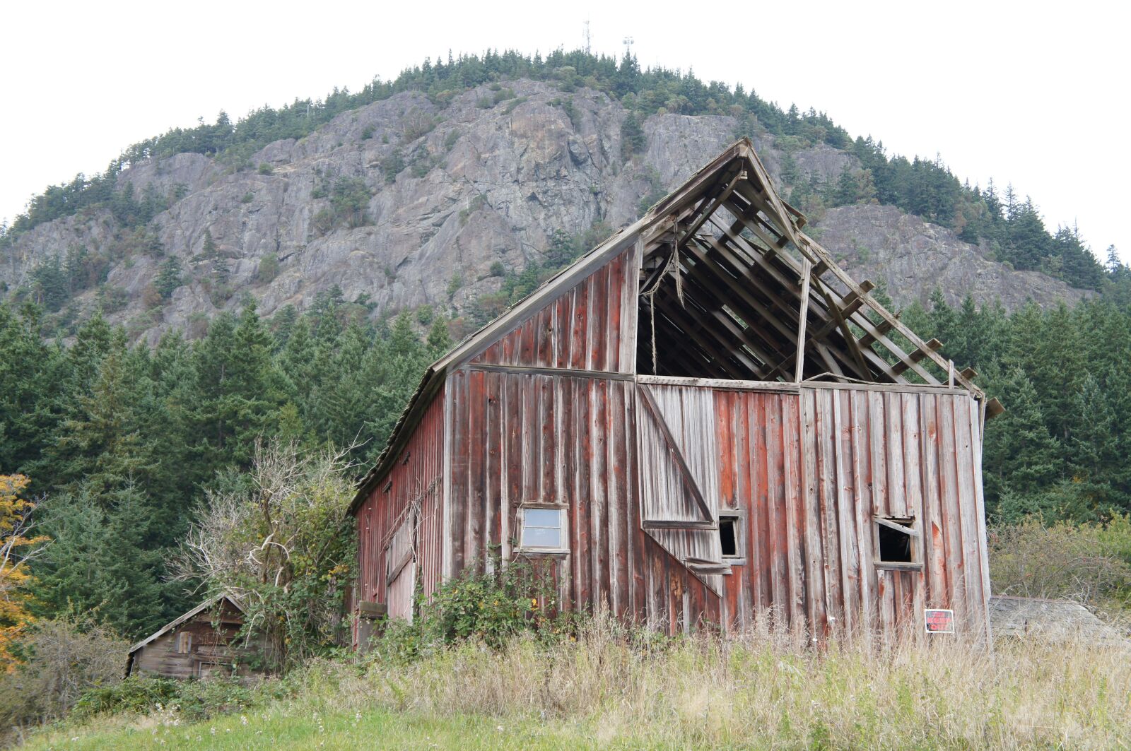 Sony Alpha NEX-C3 + Sony E 18-55mm F3.5-5.6 OSS sample photo. Barn, mount erie, anacortes photography