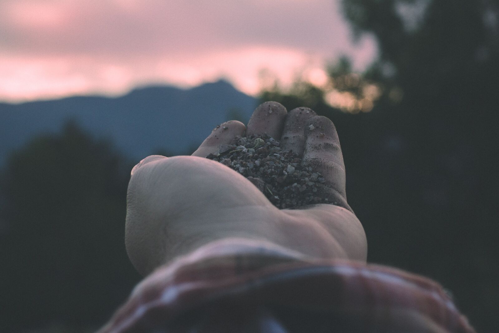 Canon EOS 750D (EOS Rebel T6i / EOS Kiss X8i) sample photo. Hand, mountains, nature photography
