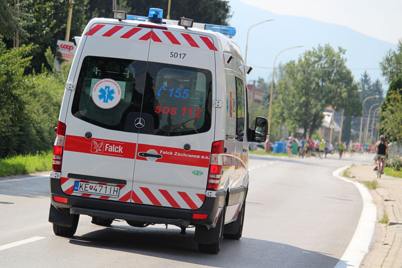 Canon EF-S 55-250mm F4-5.6 IS STM sample photo. Ambulance, rescue service, help photography