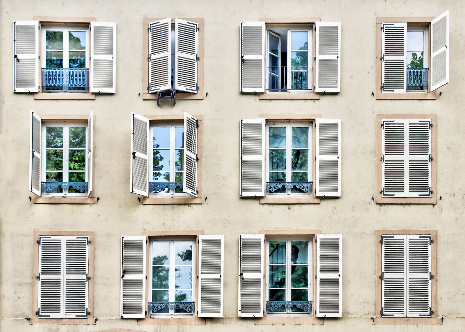 Nikon D500 sample photo. Windows, building, facade photography
