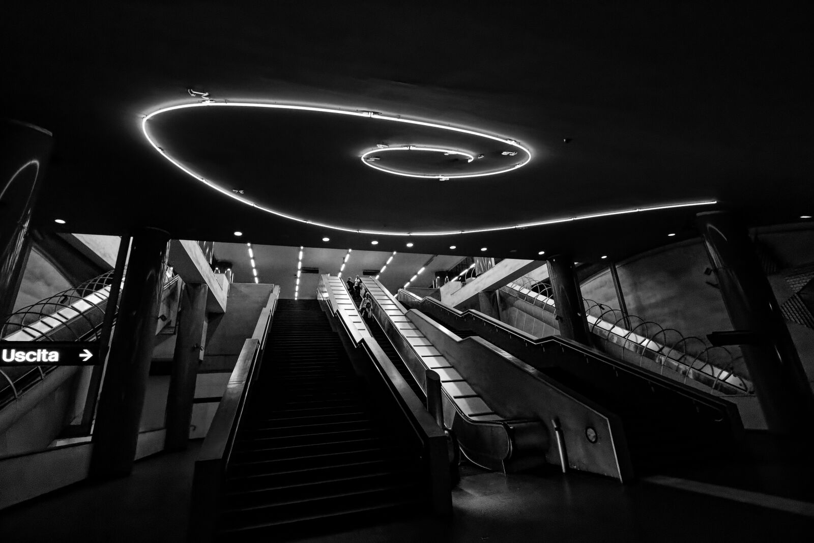 Canon EOS 100D (EOS Rebel SL1 / EOS Kiss X7) sample photo. Metro, escalator, urban photography