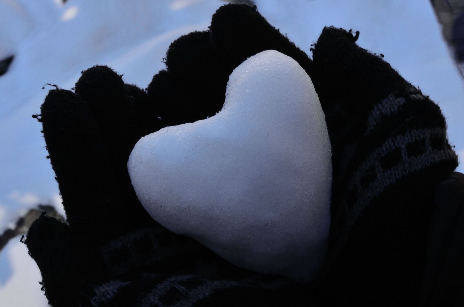Nikon D5100 sample photo. Heart, snowball, gloves photography